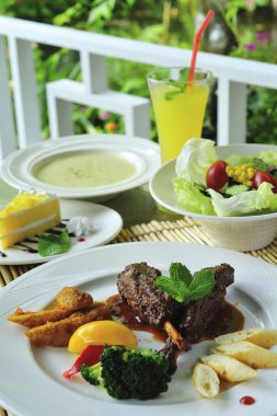 Beyaz tabaktaki bifteğin portresi.