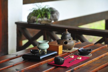 Ahşap masada çay demliği.