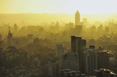 Şehir, sabah sisinin altında Shin Kong Yaşam Kulesi Taipei Tayvan