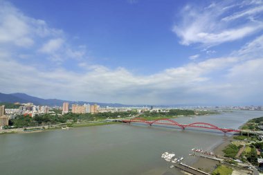 New Taipei 'deki Guandu Köprüsü' nün yüksek açılı görüntüsü.