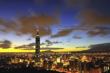 Taipei 101 binası Taipei Taiwan 'da gece yarısı