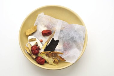 Beyaz arka planda Çin bitkisel ilaçları