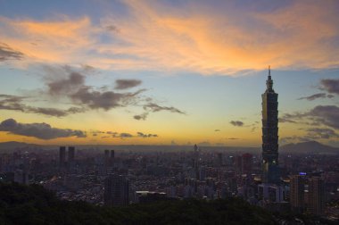 Taipei 101 binasının ve Tayvan şehrinin yüksek melek görüntüsü.