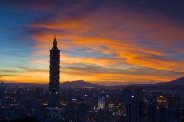 Taipei 101 binasının ve Tayvan şehrinin yüksek melek görüntüsü.