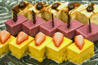 Meyveli kekleri kapat.