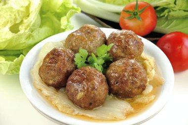 Ağır ateşte pişmiş domuz eti, yakın plan.