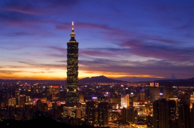 Taipei 101 binasının ve Tayvan şehrinin yüksek melek görüntüsü.