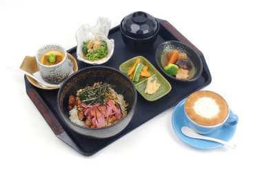 Bir tabakta servis edilen yemeğin portresi.