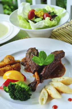 Beyaz tabaktaki bifteğin portresi.