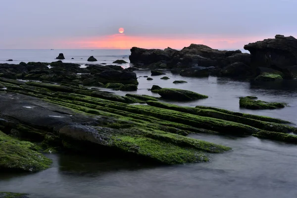 Szenische Aufnahme Der Küste Bei Sonnenaufgang Der Stadt New Taipeh — Stockfoto