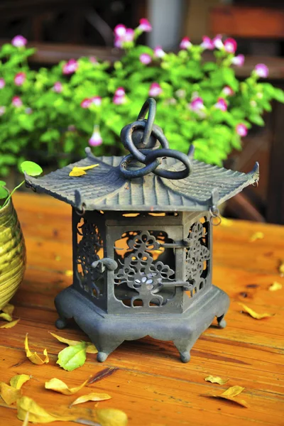 Kinesisk Traditionell Lampa Träbordet — Stockfoto