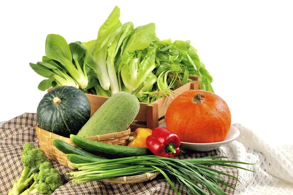 Divers Légumes Fruits Servis Sur Nappe Sur Fond Blanc — Photo