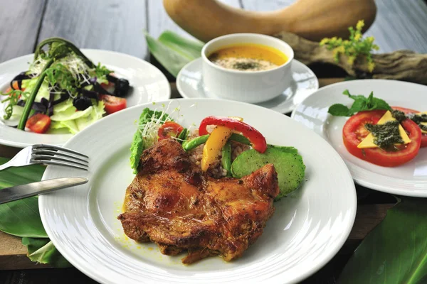 Retrato Comida Sopa Abóbora Tomate Frango Com Queijo Salada — Fotografia de Stock