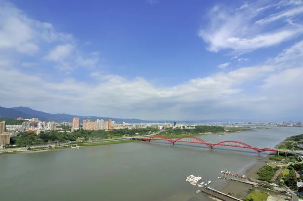 新台北市关渡大桥高角镜头 — 图库照片