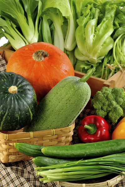 Divers Légumes Fruits Servis Sur Nappe Sur Fond Blanc — Photo