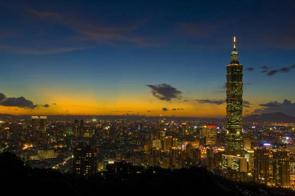台北101大楼和台湾城的高天使射击 — 图库照片