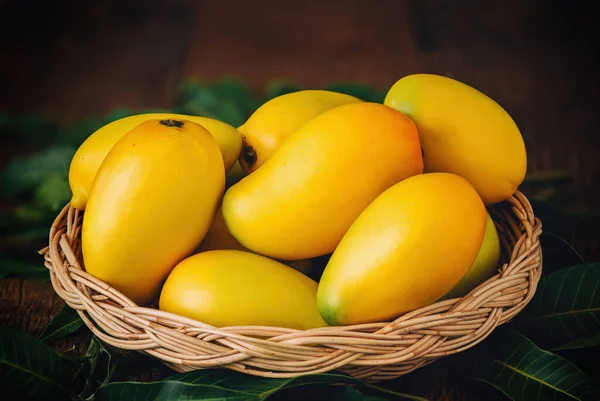 Mango Tropischen Früchten Mit Grünem Blatt Holzkorb Auf Holz Hintergrund lizenzfreie Stockbilder