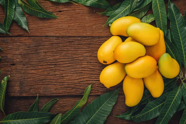 Mango Tropische Früchte Mit Grünem Blatt Auf Hölzernem Hintergrund Mit Stockfoto