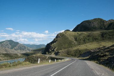 Yaz ve s dağlık alanda dolambaçlı yol asfalt