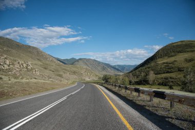 Yaz ve s dağlık alanda dolambaçlı yol asfalt