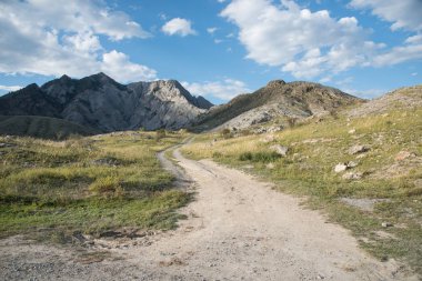 Yaz ve s dağlık alanda dolambaçlı yol asfalt