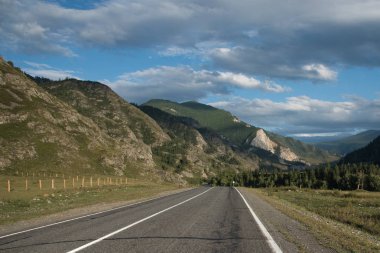 Yaz ve s dağlık alanda dolambaçlı yol asfalt