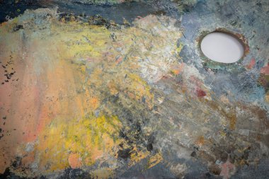 Yağlı boya bir palet ve fırçalar