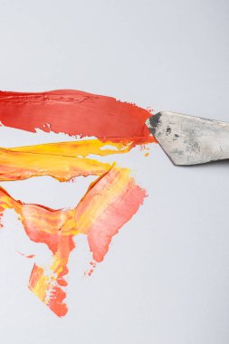 Fırça konturları yağlı boya kırmızı ve sarı renkler beyaz bir backgro üzerinde