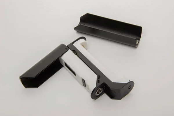 Teile der schwarzen und stählernen elektronischen Zigarette abmontiert — Stockfoto