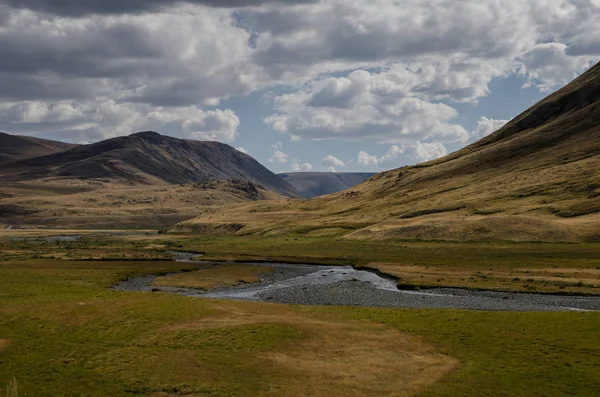 Yaban hayatı Altay. Nehir, dağlar ve gökyüzü ile Summer bulutlarda — Stok fotoğraf