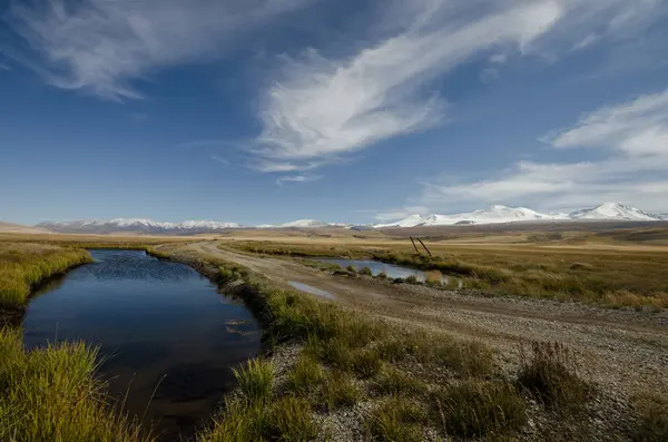 Wildlife Altai. The river, mountains and sky with clouds in summ — Stock Photo, Image