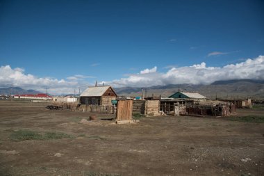 Çöl ve gökyüzü bulutlu yaz aylarında Altay Köyü