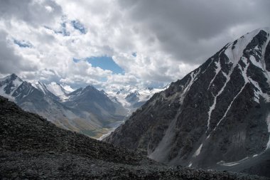Yaban hayatı Altay. Nehir, dağlar ve gökyüzü ile Summer bulutlarda