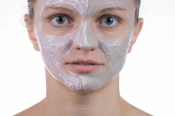 Dos máscara cosmética de arcilla gris con exfoliante y crema en la cara — Foto de Stock