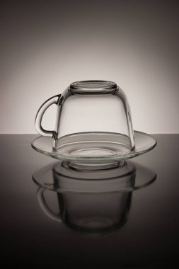 Cam boş bir fincan çay ve siyah ve beyaz bir adam üzerinde uçan daire