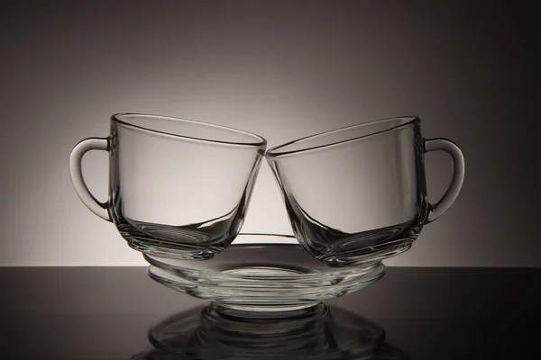 お茶の 2 枚のガラスと黒い背景に空の受け皿 — ストック写真