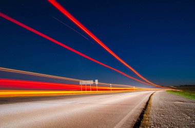 Throu geçen ışık ile kırsal kesimde asfalt yol