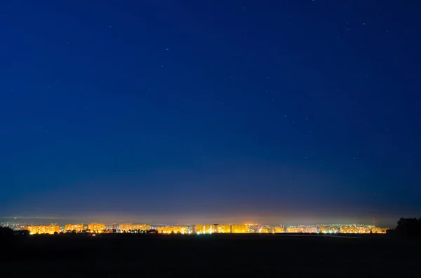 Schöner Hintergrund des Nachthimmels mit Sternen und den Lichtern der — Stockfoto