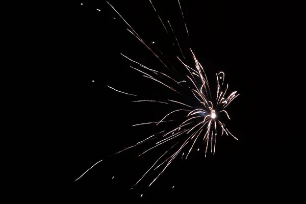 Fondo línea abstracta de luz de fuegos artificiales en el cielo — Foto de Stock