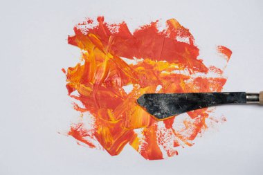 Fırça konturları yağlı boya kırmızı ve sarı renkler beyaz bir backgro üzerinde