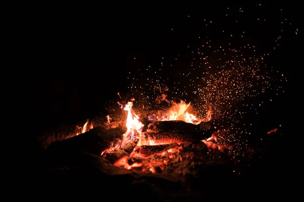 Hintergrund orangefarbener und roter Funken am Lagerfeuer in der Nacht — Stockfoto