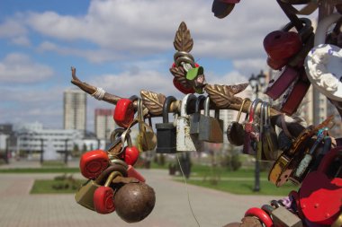 Yaz bir arka plan üzerinde metal dalında düğün kilitleri 