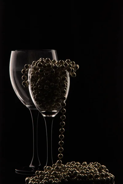 Copos de champanhe e uma garrafa de vinho em um fundo preto — Fotografia de Stock