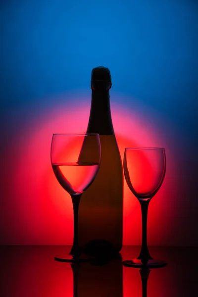 シャンパンと黒の背景の上にワインのボトルのメガネ — ストック写真