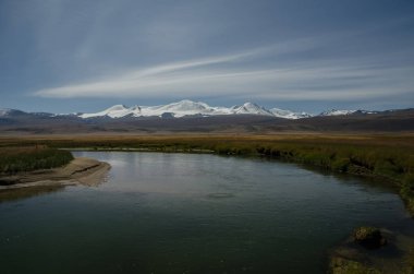 Yaban hayatı Altay. Nehir, dağlar ve gökyüzü ile Summer bulutlarda