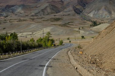 Yaz ve s dağlık alanda dolambaçlı yol asfalt
