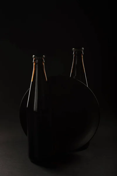 Cerveja dourada em uma garrafa e em um copo e lanche nozes, lulas e — Fotografia de Stock