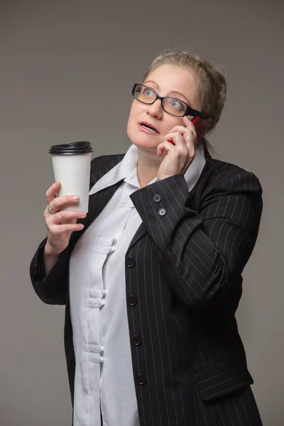 Mulher gorda de negócios com café, telefone celular, documentos e nota — Fotografia de Stock