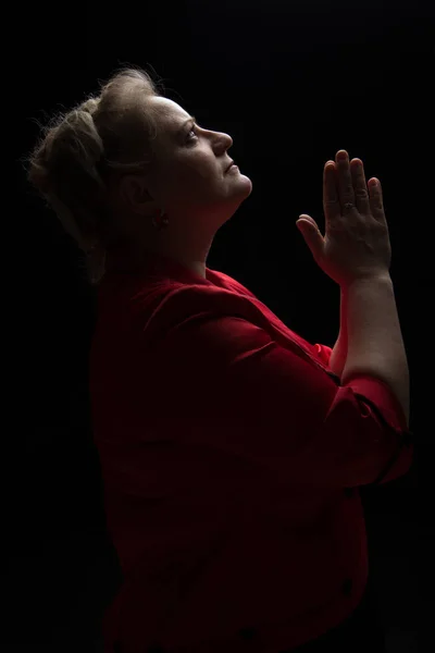 Adult woman calls out to God through prayer, hands clasped toget — Stock Photo, Image