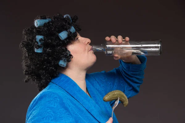 Μοναχικό ώριμη παχιά γυναίκα αλκοολούχα ποτά βότκας από γυαλιά και — Φωτογραφία Αρχείου